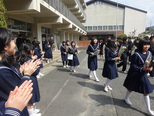 花道を歩く卒業生たち